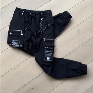 MANIERE de VOIR Cargo pants with marble chain